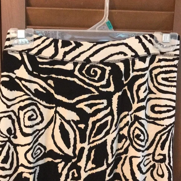 | EUC Chico’s Black & Cream Design Midi Skirt - XL - Picture 3 of 4